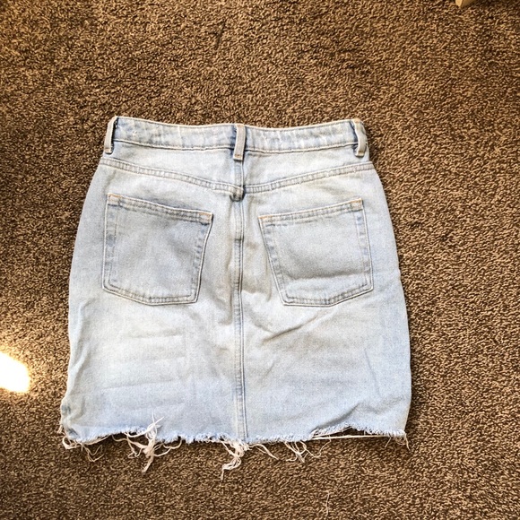 High waisted H&M Denim skirt with raw hem - Picture 4 of 9